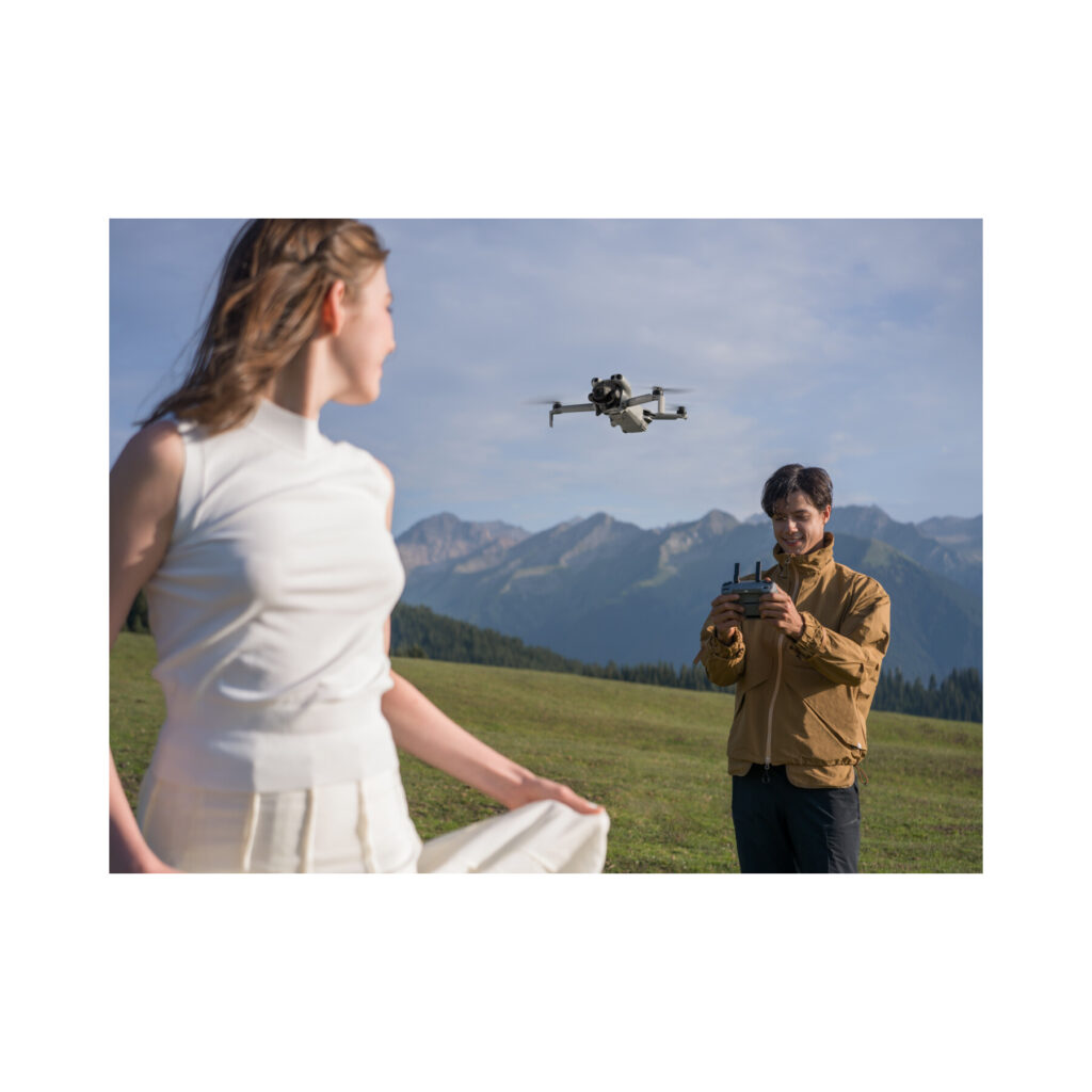 Kompakte DJI Kameradrohne im Flug