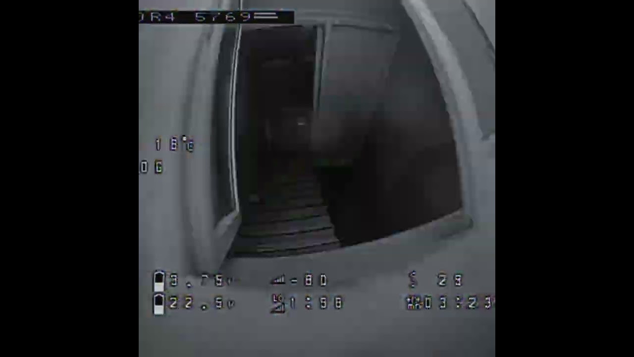 Beispiel einer analogen 5,8-GHz-FPV-Videoübertragung mit OSD und Bildrauschen